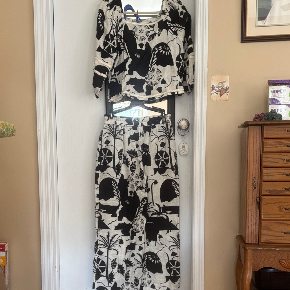 Nicole Miller Black and White Floral Cropped Top & Ankle Pants Set